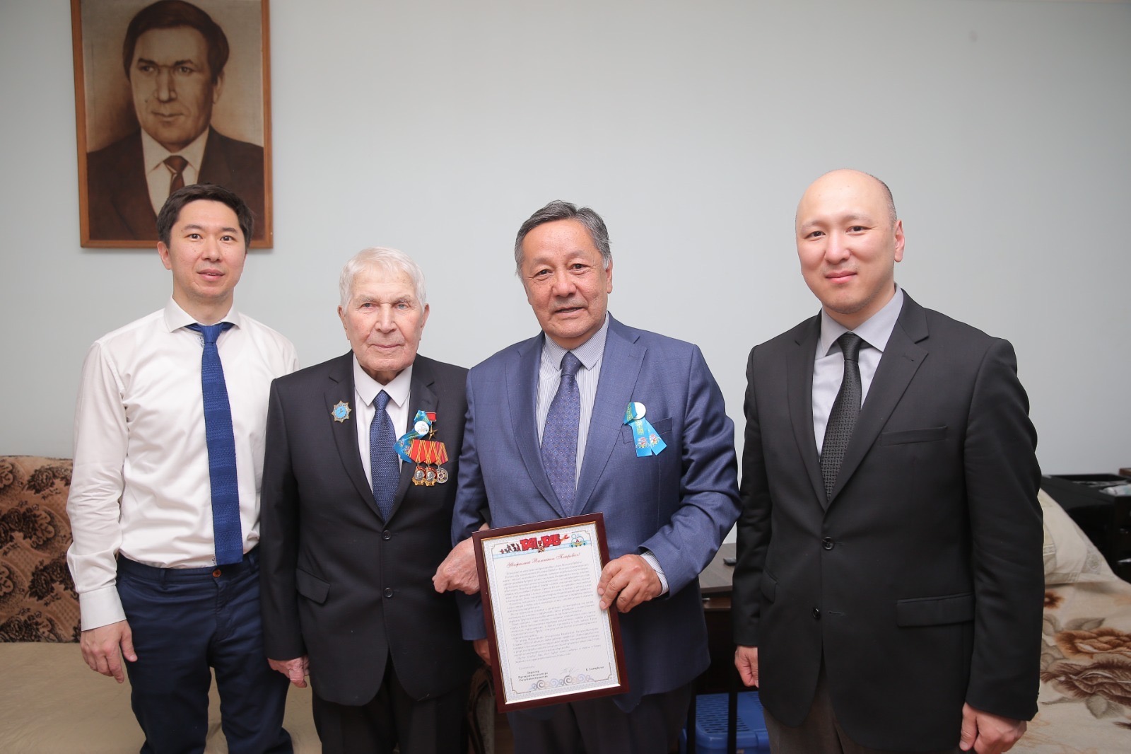The management of the Presidential Center visited Hero of Socialist Labor Valentin Shcherbakov on the eve of the 80th anniversary of the Victory