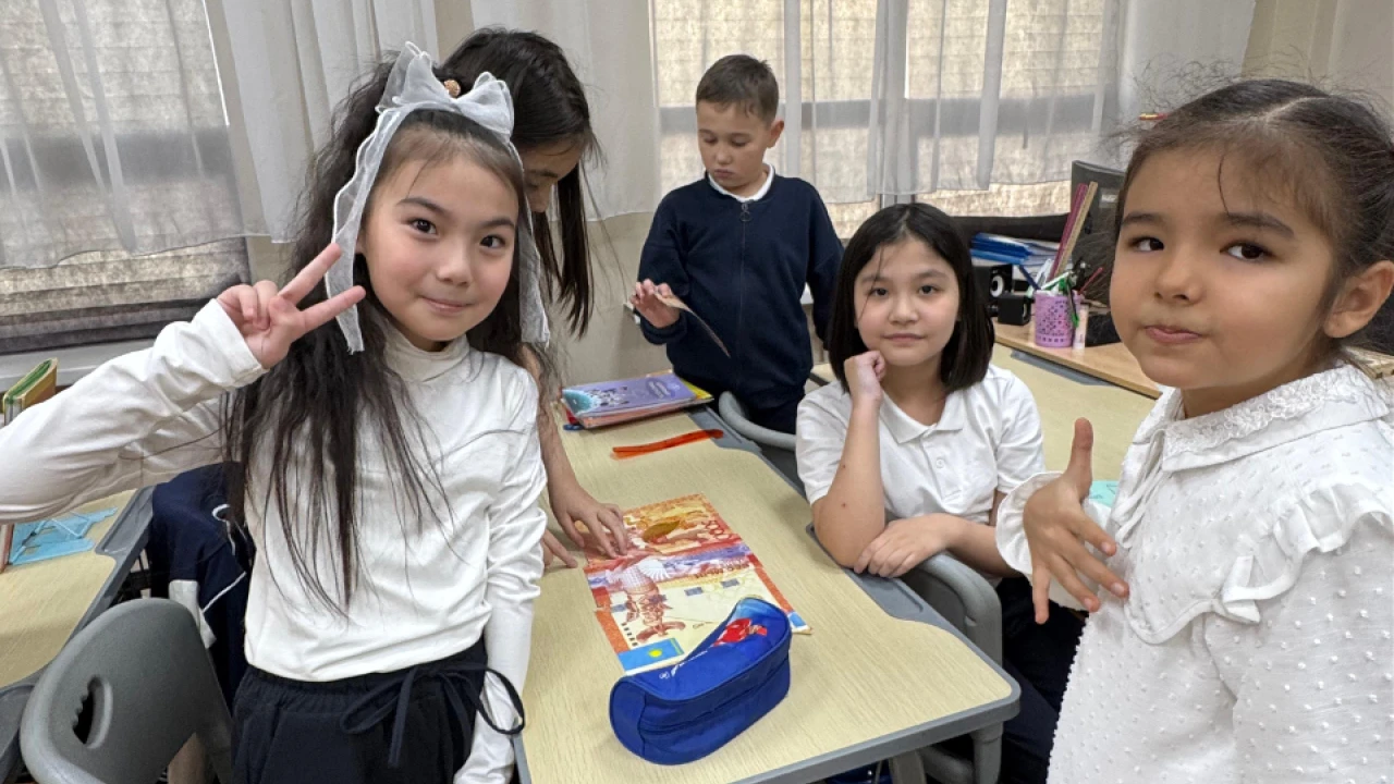 История тенге: выездной музейный урок состоялся в столичной школе 