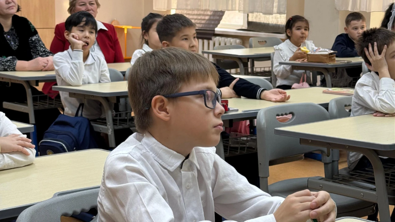 История тенге: выездной музейный урок состоялся в столичной школе 