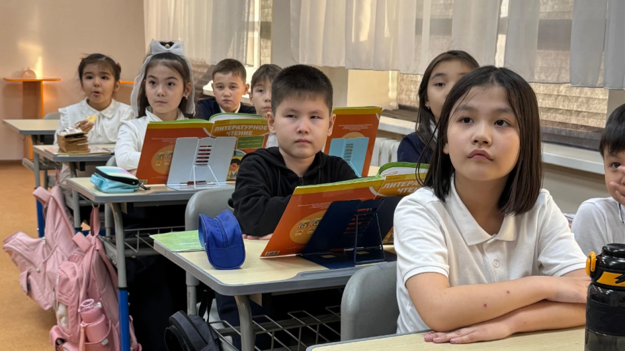 История тенге: выездной музейный урок состоялся в столичной школе 