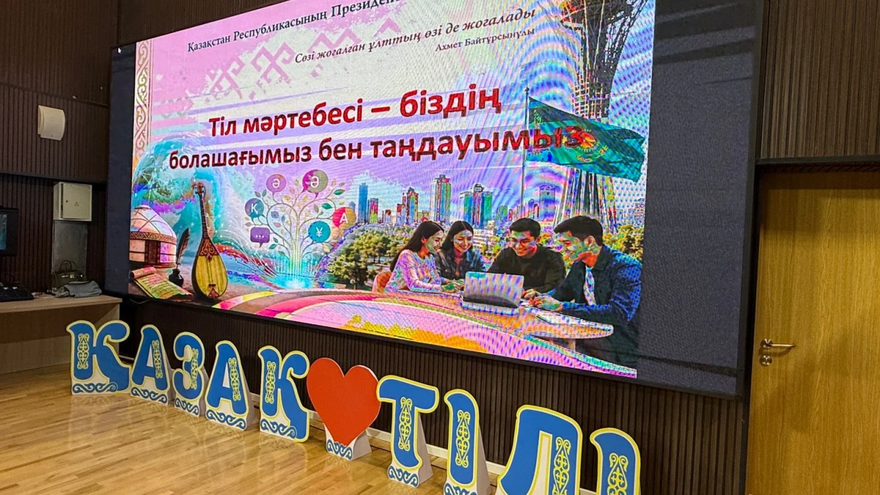 Президенттік орталық қызметкерлері мектеп оқушыларына Конституциядағы тіл мәртебесі және қазақ тілінің ІТ жобалары туралы дәріс өткізді 