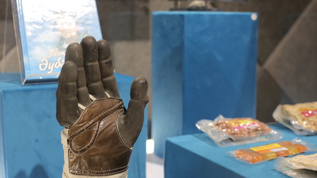 В Астане открылась выставка, посвященная 65-летию полета Юрия Гагарина в космос