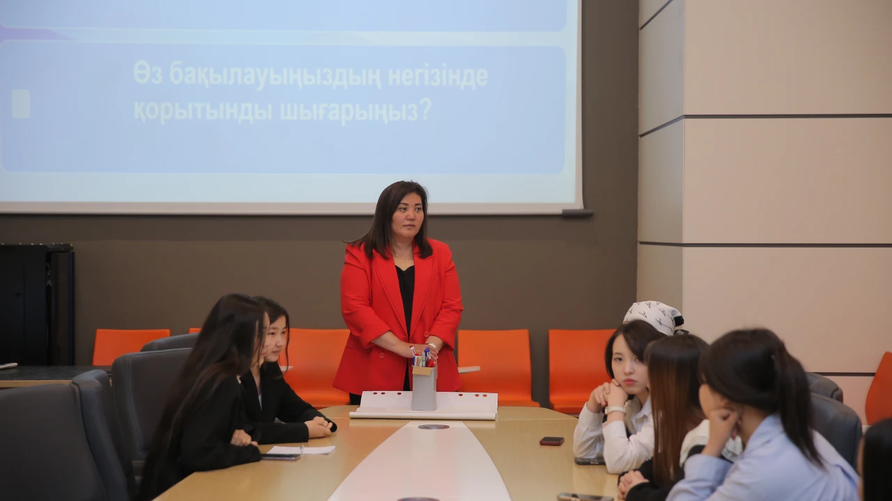 Болашаққа бағдар: жастар ел дамуы, патриотизм және ұлттық құндылықтар жөнінде ой бөлісті 