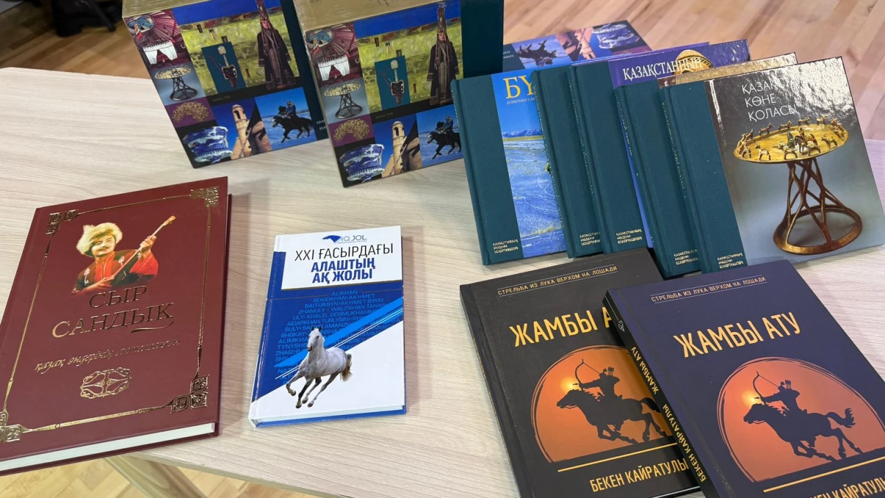 Президенттік орталық қызметкерлері мектеп оқушыларына Конституциядағы тіл мәртебесі және қазақ тілінің ІТ жобалары туралы дәріс өткізді 