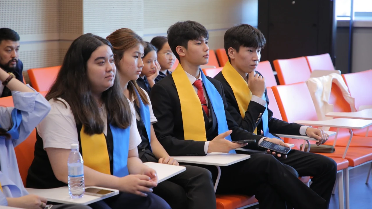 The final qualifying stage of the debate tournament among high school students was held 