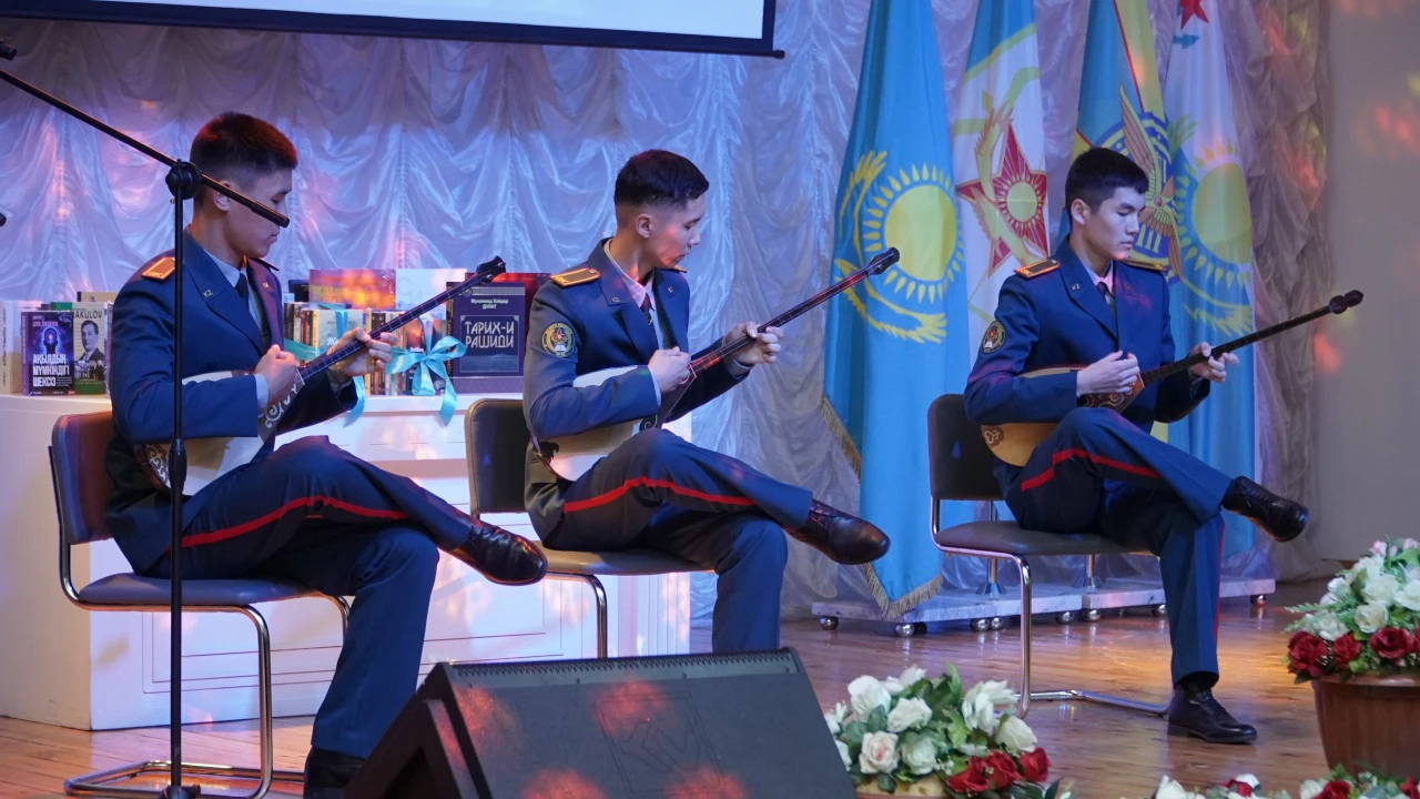 Сағадат Нұрмағамбетов атындағы Әскери колледжде Республика күніне арналған жылжымалы көрме ашылды
