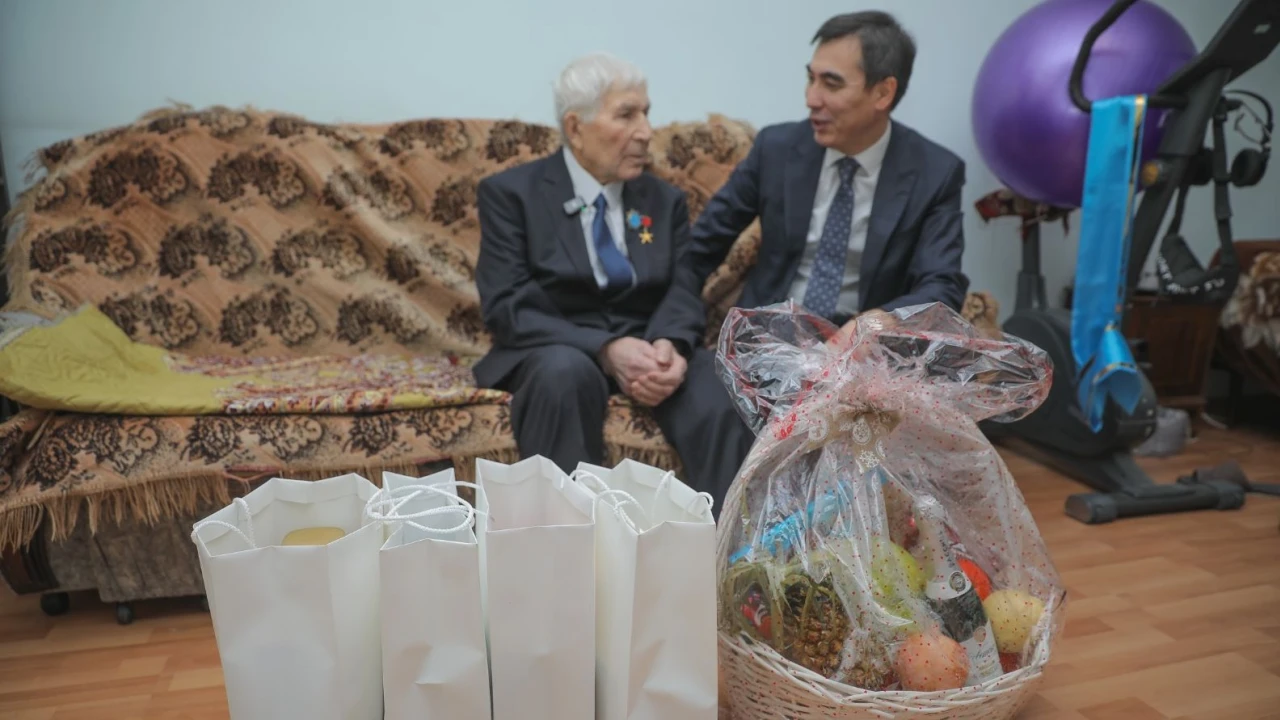 ҚР ПІБ Президенттік орталығының қызметкерлері  Қазақстанның елордасында тұратын  Социалистік Еңбек Еріне қонаққа барды 