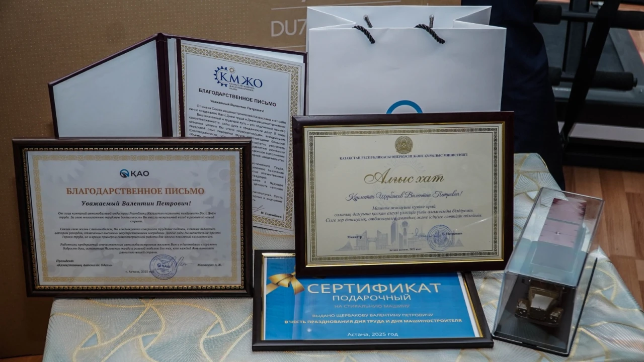 В Астане поздравили единственного Героя Социалистического Труда столицы, ветерана Валентина Щербакова 