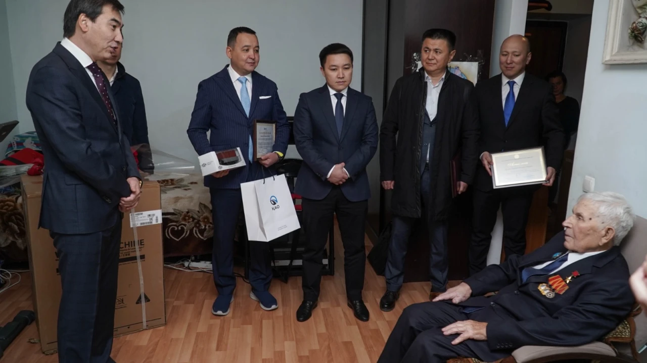 В Астане поздравили единственного Героя Социалистического Труда столицы, ветерана Валентина Щербакова 