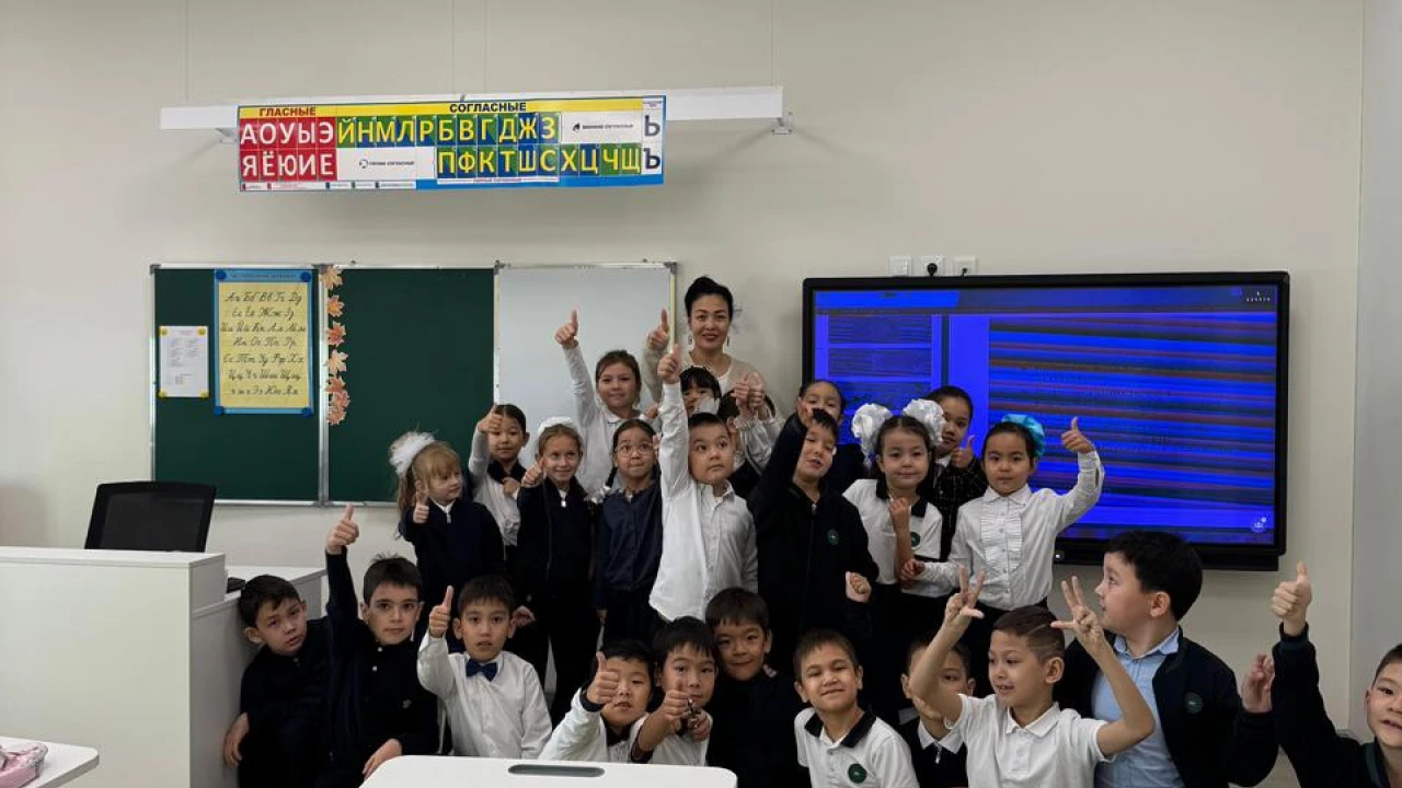 Елордадағы мектепте теңге тарихы туралы көшпелі музей сабағы өтті 