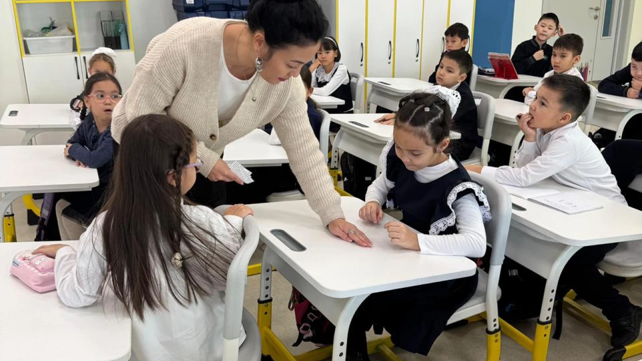 Елордадағы мектепте теңге тарихы туралы көшпелі музей сабағы өтті 