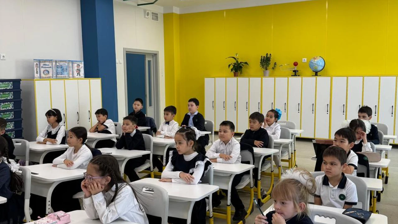 Елордадағы мектепте теңге тарихы туралы көшпелі музей сабағы өтті 