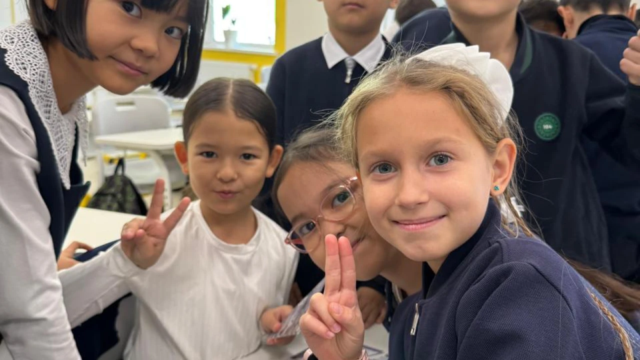 Елордадағы мектепте теңге тарихы туралы көшпелі музей сабағы өтті 