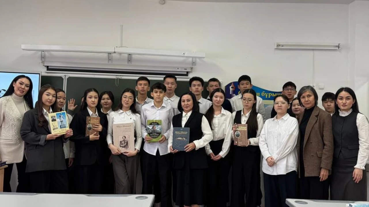 ҚР Президенттік орталығының қызметкерлері Шоқан Уәлихановтың 190 жылдығына арналған әдеби сағат өткізді 