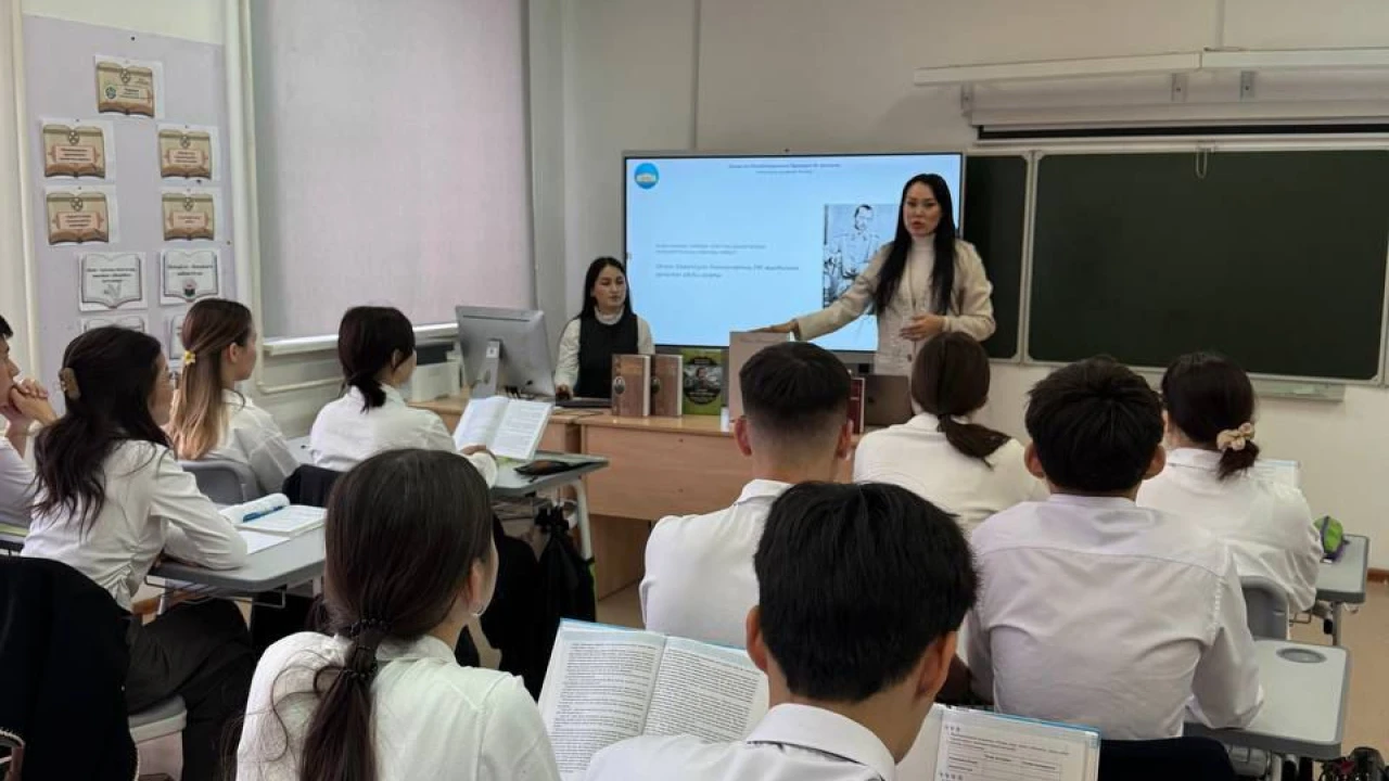 ҚР Президенттік орталығының қызметкерлері Шоқан Уәлихановтың 190 жылдығына арналған әдеби сағат өткізді 