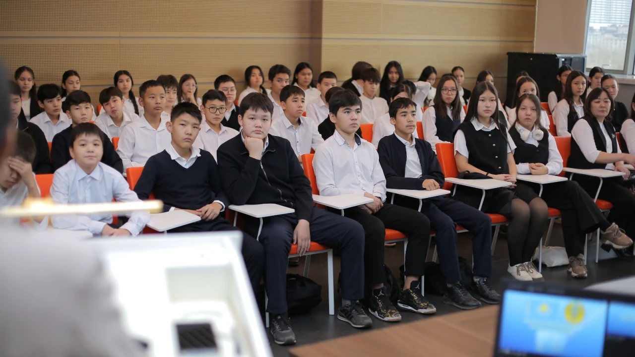 Президенттік орталыққа Абай Құнанбайұлы атындағы №87 мектеп-гимназиясының 200-ден астам оқушысы келді 