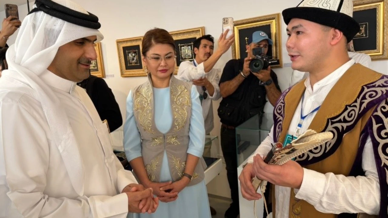 В рамках Дней культуры Казахстана в Катаре сотрудник Президентского центра подарил камчу Министру культуры Шейху Абдулрахман бен Хамад бен Джасим Аль Тани 