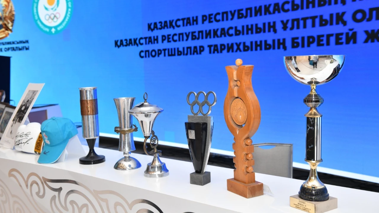 Ұлттық Олимпиадалық комитет Президенттік орталыққа бірегей спорттық экспонаттарды табыстады 