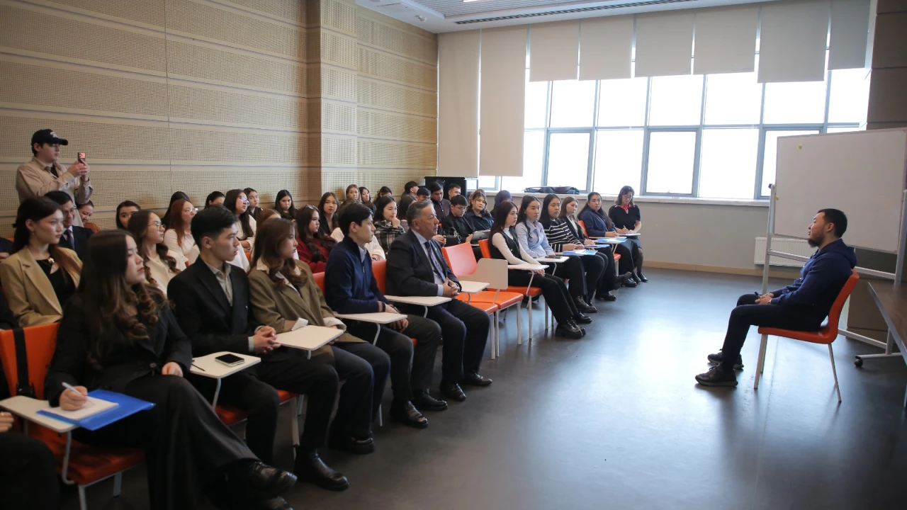 «Будущее в руках молодежи»: история успеха Асылжана Қази в рамках цикла встреч к 35-летию независимости 