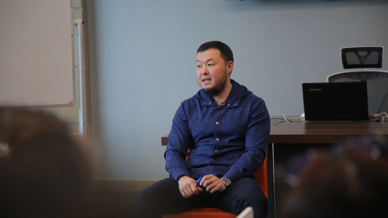 «Будущее в руках молодежи»: история успеха Асылжана Қази в рамках цикла встреч к 35-летию независимости 