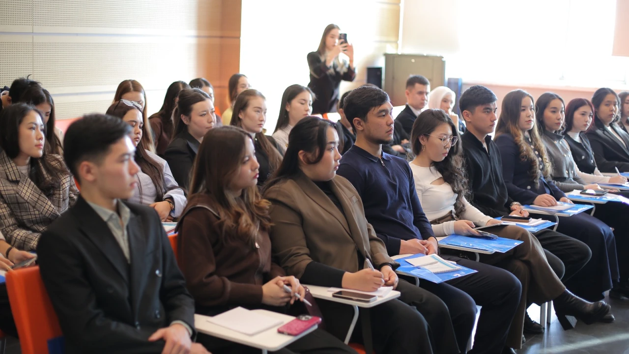 «Будущее в руках молодежи»: история успеха Асылжана Қази в рамках цикла встреч к 35-летию независимости 