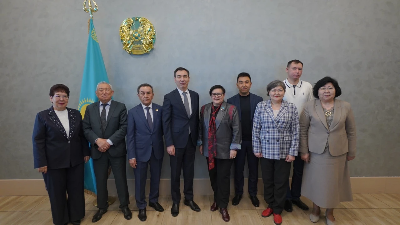 Астанада Қазақстандағы президенттік институттың дамуына  арналған дөңгелек үстел өтті 