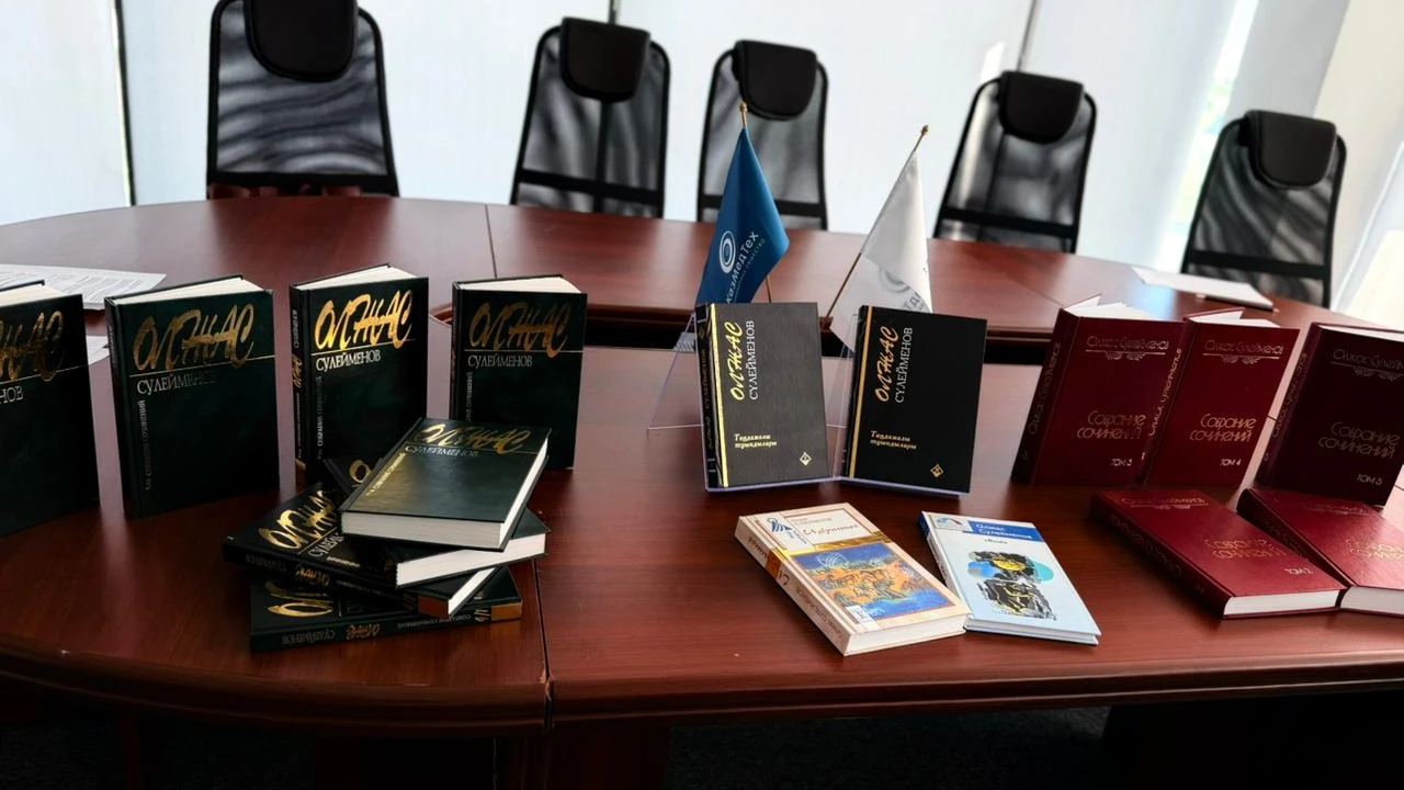 Президенттік орталық қызметкерлері Олжас Сүлейменовтің 90 жылдығына арналған әдеби сағат өткізді 