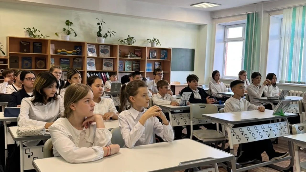 The Head of State and his role: a field lesson for the capital's schoolchildren 