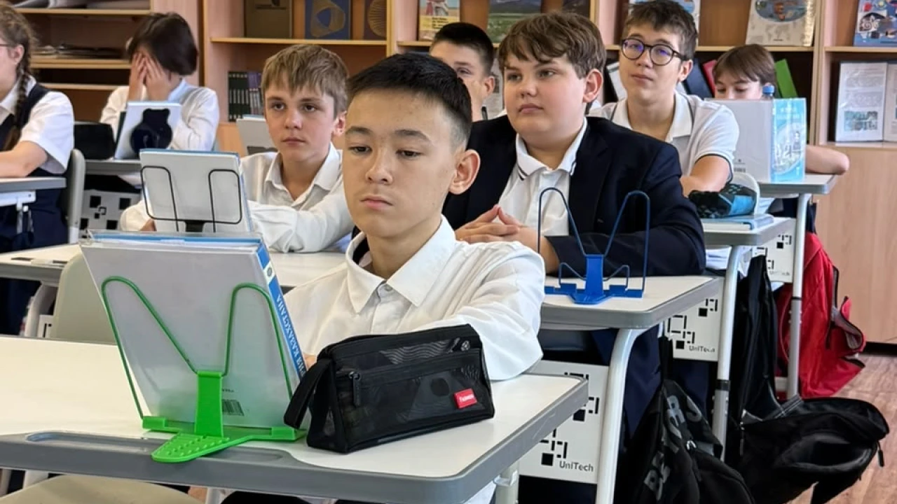 The Head of State and his role: a field lesson for the capital's schoolchildren 